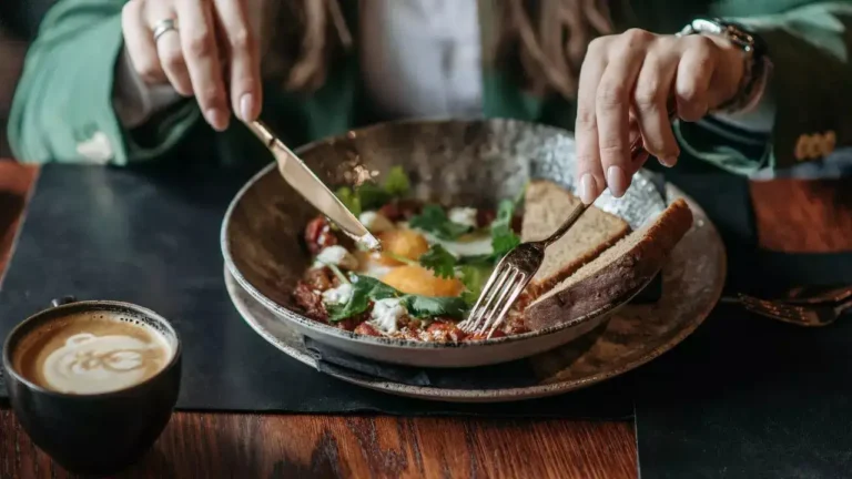 Eating Breakfast Late Could Be an Early Warning Sign of Declining Health